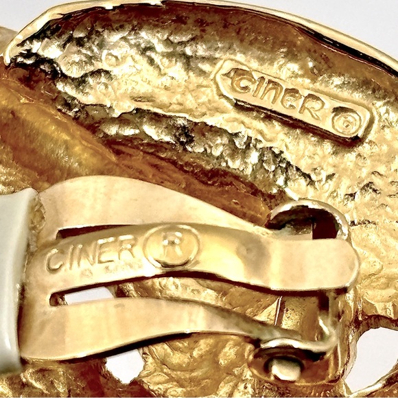 CINER Vintage Goldtone Knot Design Clip Earrings - Signed J. Cooper - Picture 5 of 6